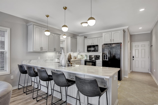 532 Grand Point Dr Unit C1, Hot Springs, AR 71901 - kitchen featuring a breakfast bar area, a peninsula, baseboards, and black appliances