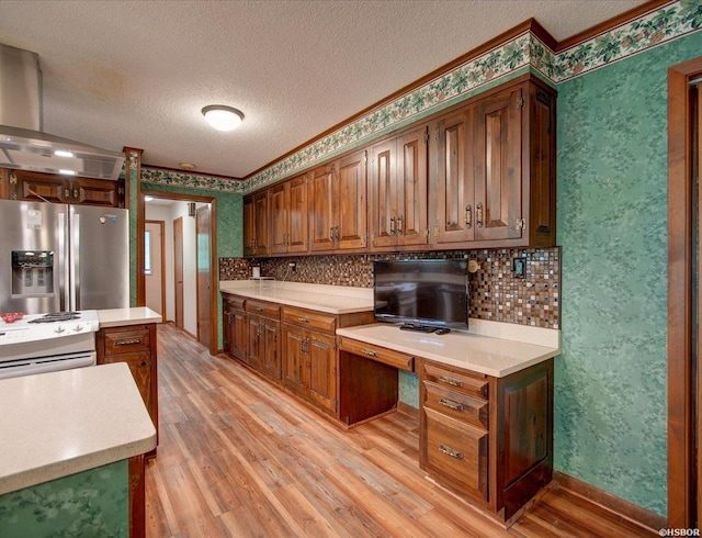 7 Sonora Way, Hot Springs Village, AR 71909 - kitchen featuring stainless steel fridge, light wood-style floors, a textured ceiling, light countertops, and wallpapered walls