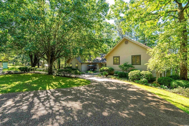 view of front of home featuring a front yard