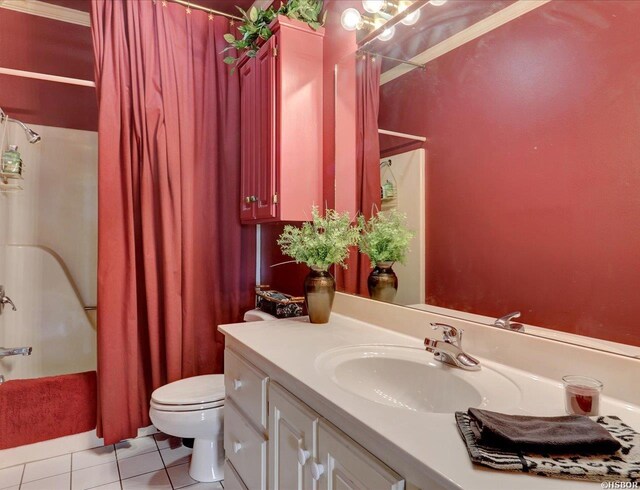400 Farr Shores Dr Unit 15F, Hot Springs, AR 71913 - full bathroom featuring vanity, toilet, shower / tub combo, and tile patterned floors