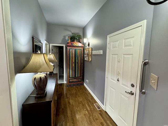 entryway featuring visible vents, dark wood finished floors, and baseboards