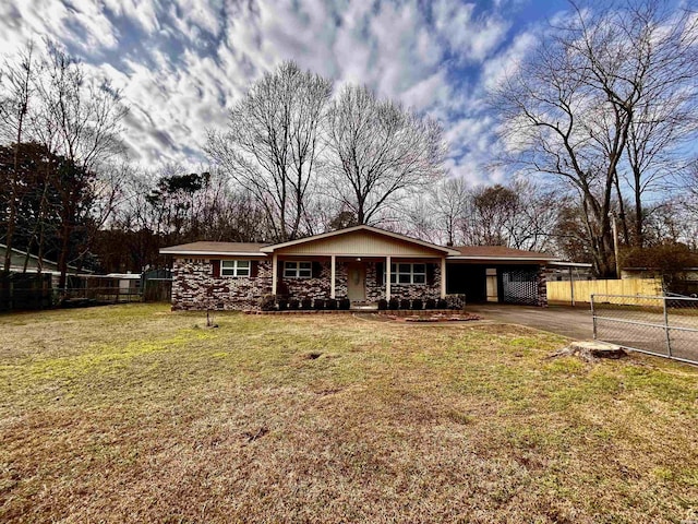 view of front of home with driveway, fence, a front lawn, and a carport