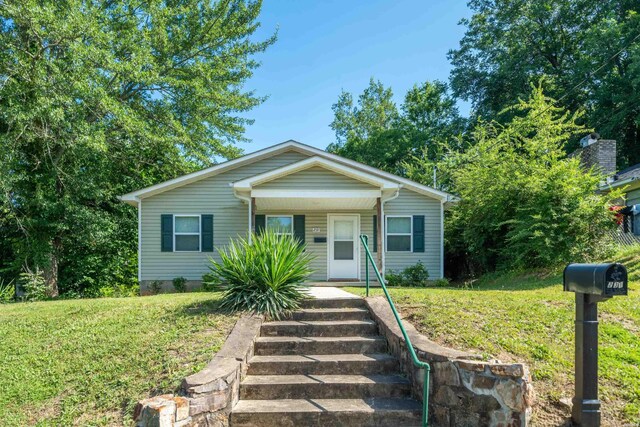 231 Garland Ave, Hot Springs, AR 71913 - bungalow-style home with a front lawn