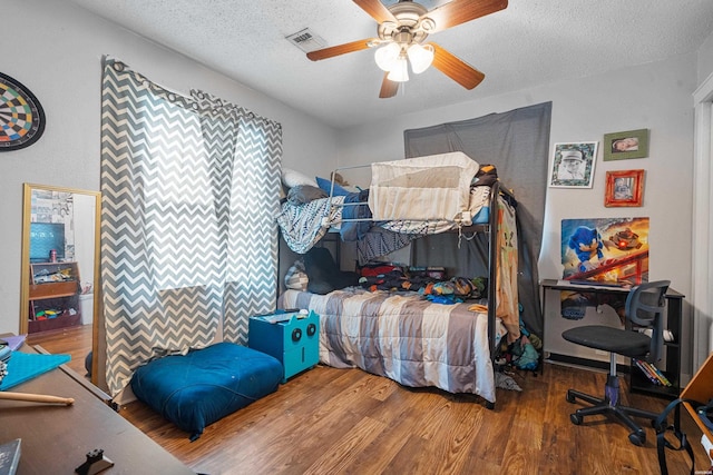417 Woodlawn Ave, Hot Springs, AR 71913 - bedroom featuring wood finished floors, a textured ceiling, and a ceiling fan