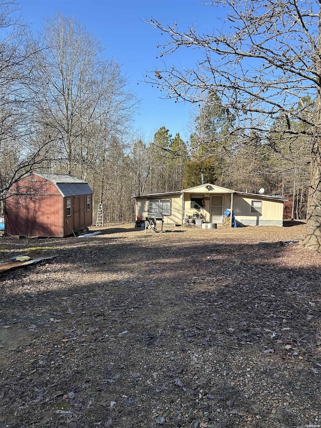 view of yard featuring an outbuilding