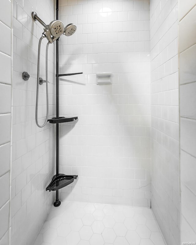 full bathroom featuring a tile shower