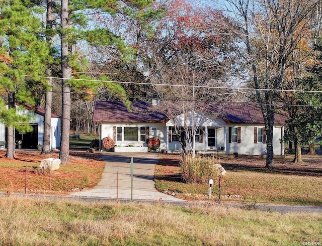 view of front of house featuring a front lawn