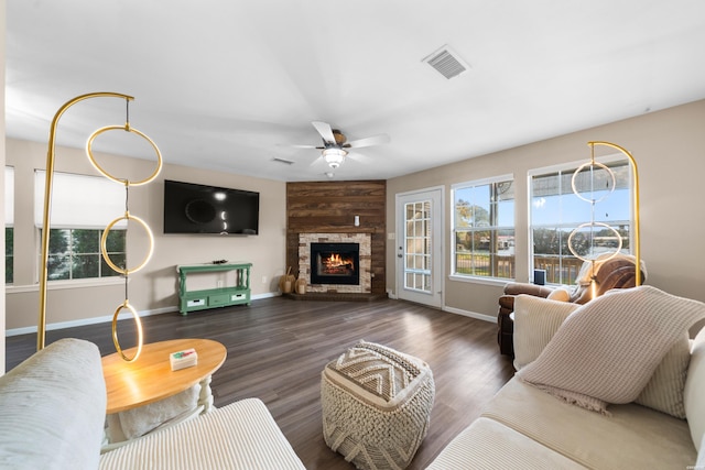 living area featuring dark wood-type flooring, visible vents, and baseboards