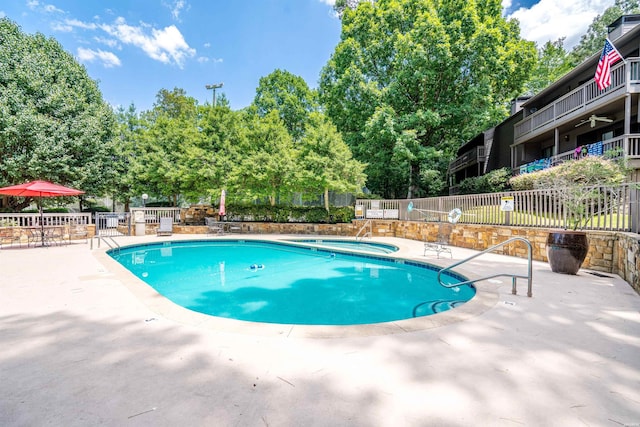 200 Hamilton Oaks Dr Unit N-1, Hot Springs, AR 71913 - community pool featuring a community hot tub, fence, a patio, and view of wooded area