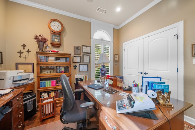 office area with visible vents, dark wood-style floors, recessed lighting, crown molding, and baseboards