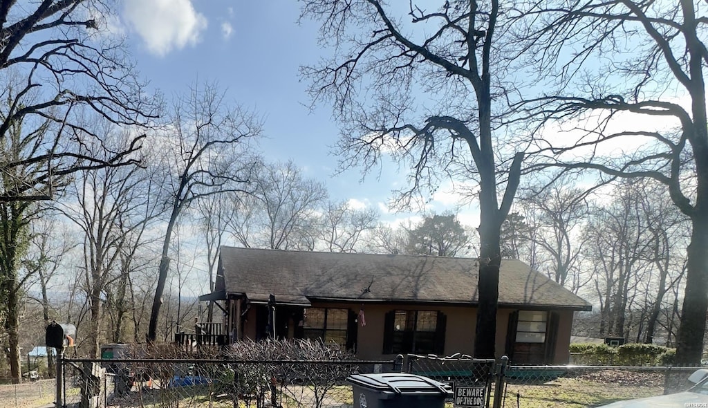 view of front of home with a fenced front yard