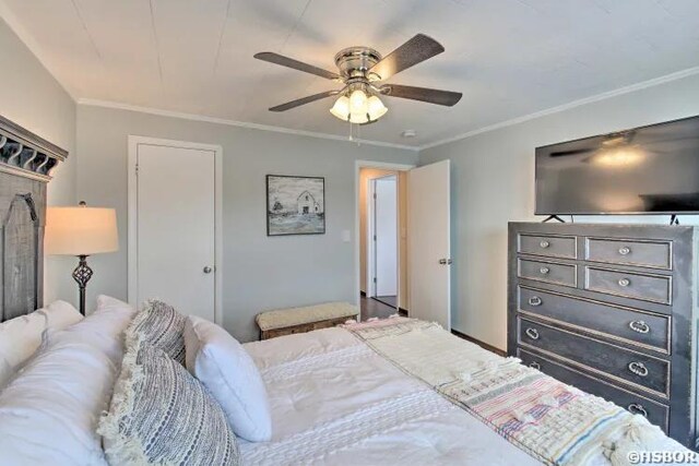 bedroom with ornamental molding and a ceiling fan