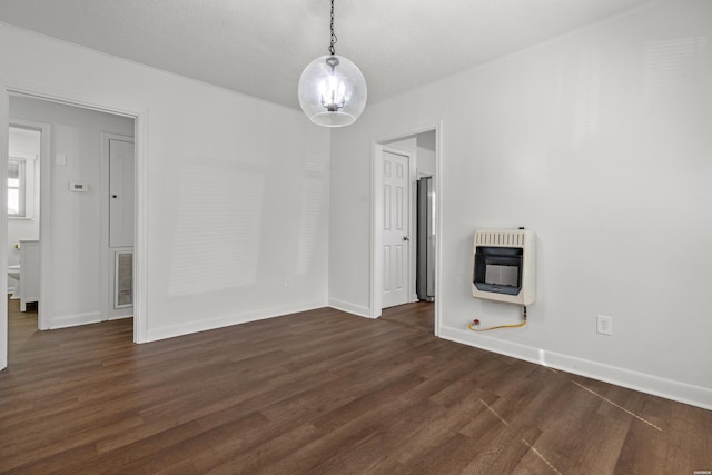 interior space featuring visible vents, baseboards, dark wood-style floors, an inviting chandelier, and heating unit