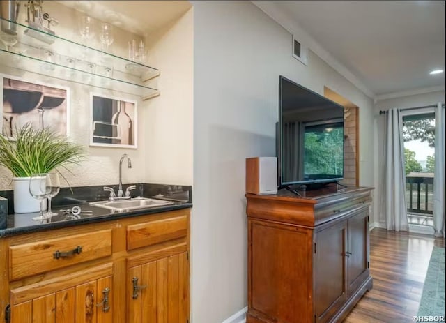 200 Hamilton Oaks Dr Unit J-2, Hot Springs, AR 71913 - bar featuring a sink, wood finished floors, baseboards, and ornamental molding