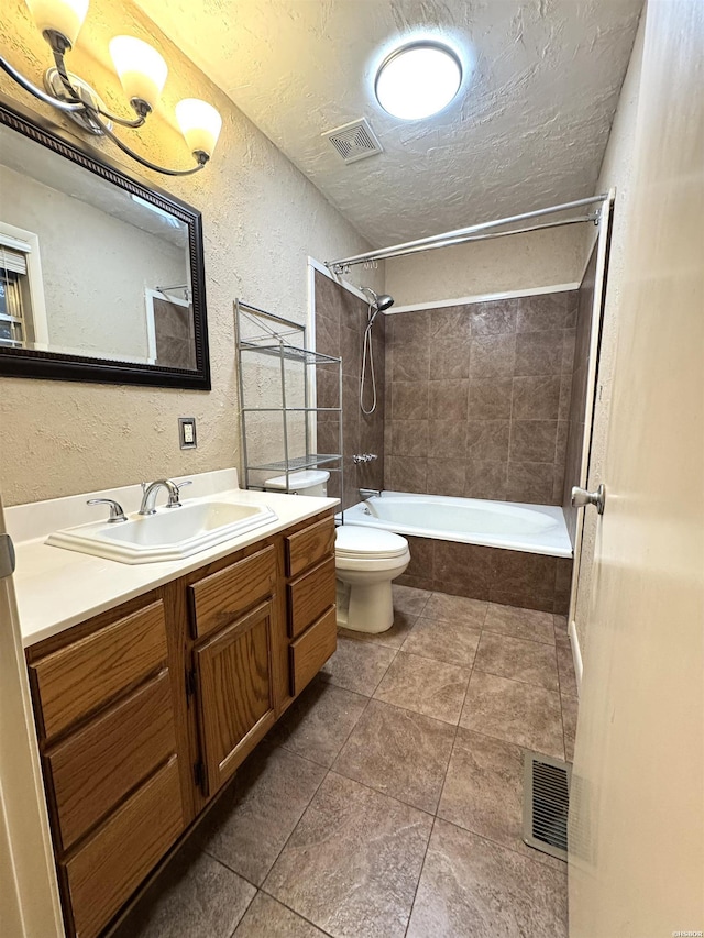 bathroom with tiled shower / bath, visible vents, a textured wall, and a textured ceiling