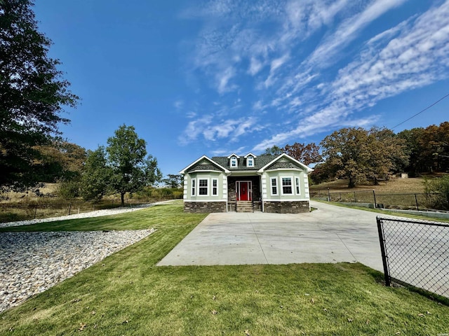 view of front of property featuring fence and a front yard