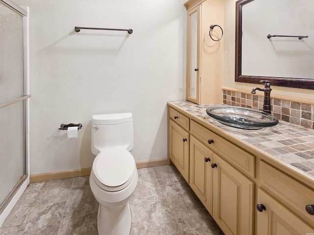 full bath with toilet, vanity, baseboards, backsplash, and an enclosed shower