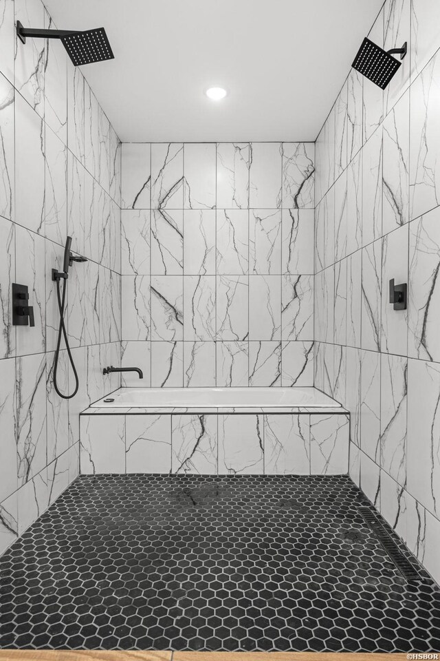 interior space with tiled shower / bath