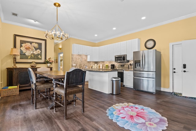 dining space featuring dark wood-style flooring, crown molding, recessed lighting, visible vents, and an inviting chandelier