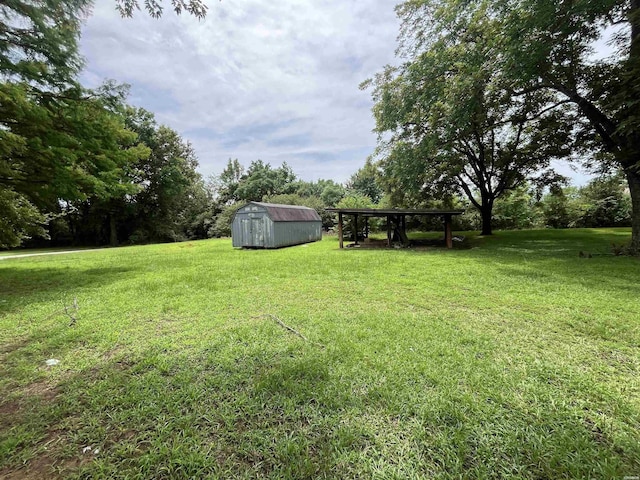 811 N 1st St, Glenwood, AR 71943 - view of grassy yard with a storage shed