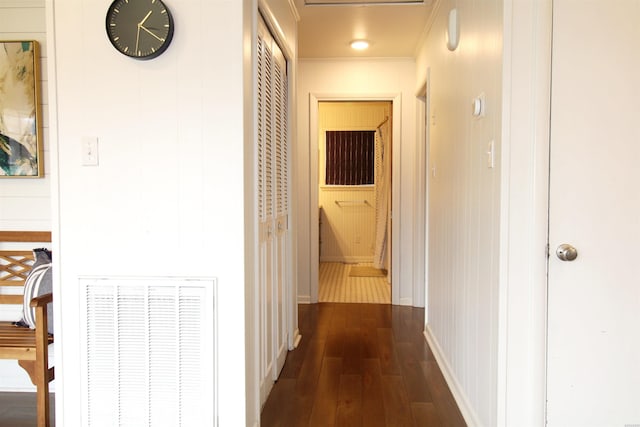 189 Bayshore Cv, Hot Springs, AR 71913 - hallway with visible vents and dark wood-style flooring