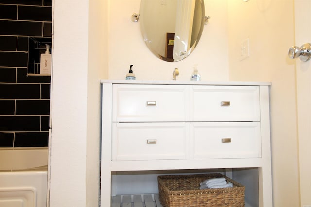 189 Bayshore Cv, Hot Springs, AR 71913 - full bath featuring a bathing tub and vanity