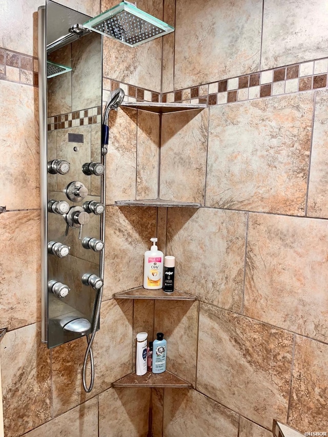 906 Surrey Rd, Hot Springs, AR 71909 - interior details featuring a tile shower