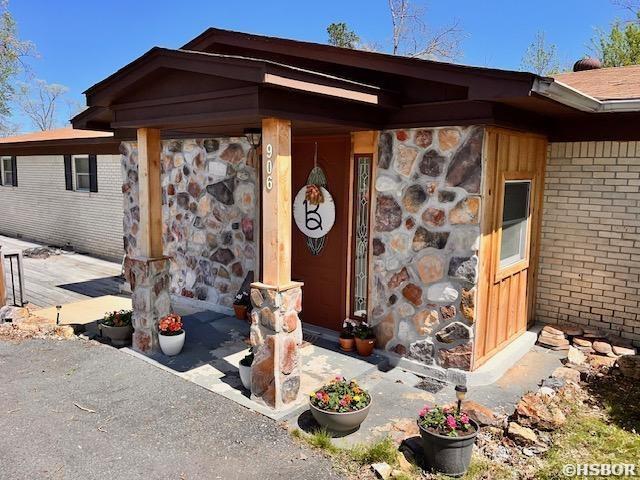 906 Surrey Rd, Hot Springs, AR 71909 - property entrance with stone siding and brick siding