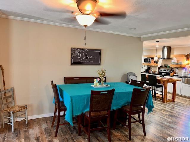 906 Surrey Rd, Hot Springs, AR 71909 - dining space featuring crown molding, baseboards, ceiling fan, and wood finished floors