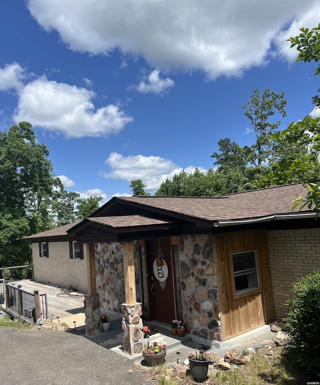 906 Surrey Rd, Hot Springs, AR 71909 - view of front of property featuring a shingled roof, stone siding, and brick siding