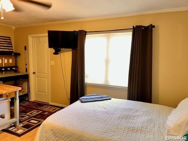 906 Surrey Rd, Hot Springs, AR 71909 - bedroom featuring crown molding, a ceiling fan, and wood finished floors