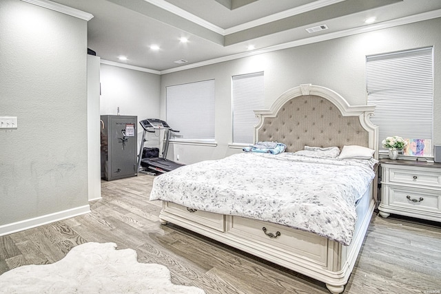 308 Blue Bell Ct, Hot Springs, AR 71901 - bedroom with light wood finished floors, recessed lighting, visible vents, ornamental molding, and baseboards
