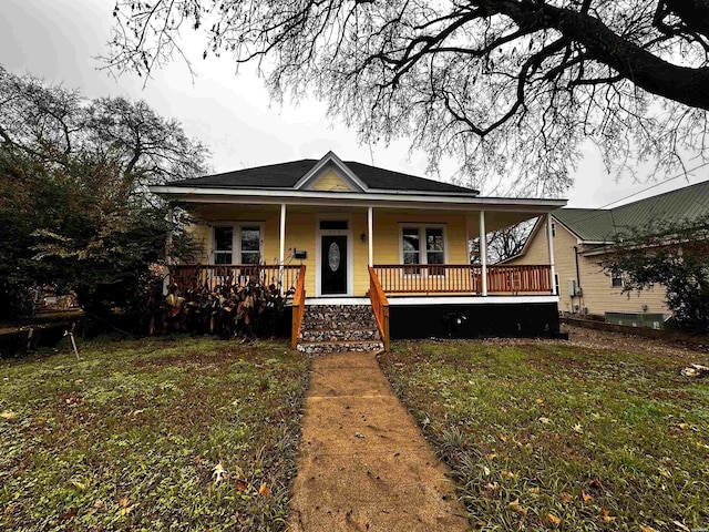 view of front facade with a porch and a front yard