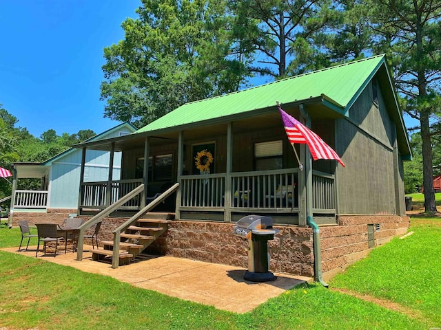 150 Shady Oak Trl, Hot Springs, AR 71913 - view of front of property featuring a front lawn, a metal roof, and a porch