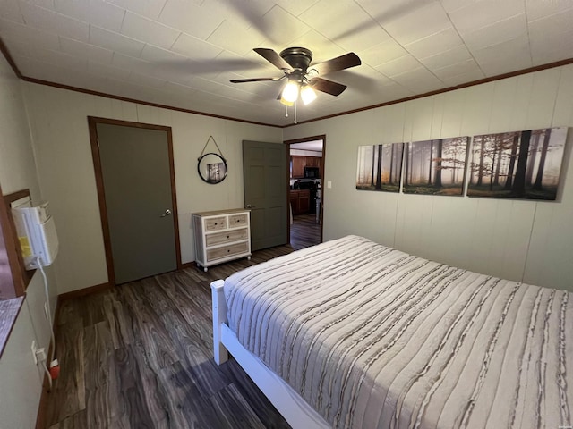 bedroom with ornamental molding, dark wood finished floors, and a ceiling fan