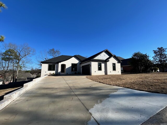 view of front facade featuring driveway and a garage