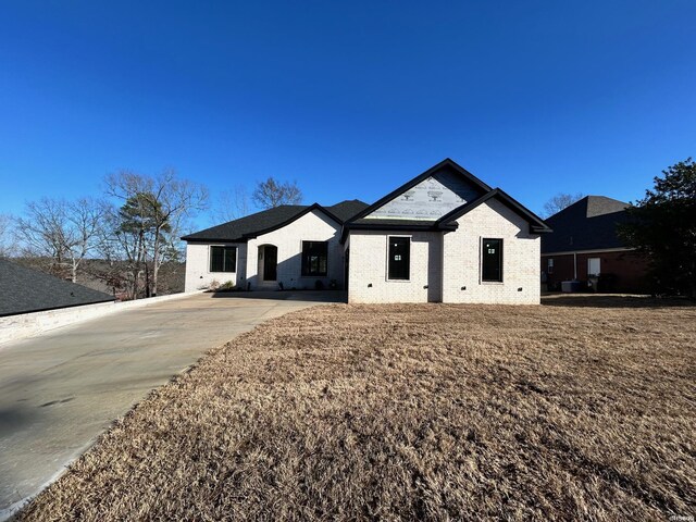 view of front of house featuring a front yard