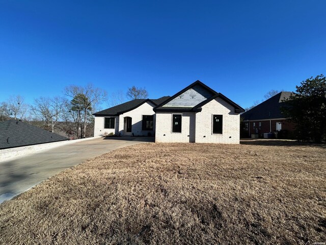 view of front of house with a front yard