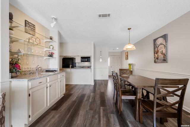5371 Central Ave Unit 5I, Hot Springs, AR 71913 - dining area with dark wood-style floors, visible vents, and a textured ceiling