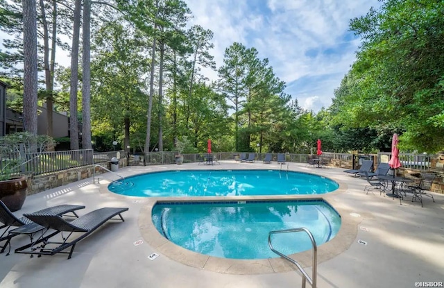 200 Hamilton Oaks Dr Unit D-3, Hot Springs, AR 71913 - community pool featuring a patio and fence