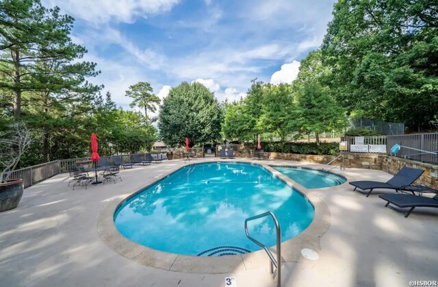200 Hamilton Oaks Dr Unit D-3, Hot Springs, AR 71913 - view of swimming pool with fence, a pool with connected hot tub, and a patio area