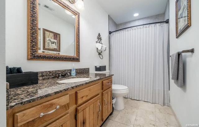200 Hamilton Oaks Dr Unit D-3, Hot Springs, AR 71913 - full bathroom featuring toilet, vanity, curtained shower, and visible vents