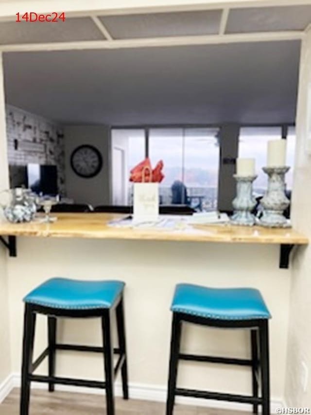 kitchen featuring a peninsula, a breakfast bar area, and wood finished floors