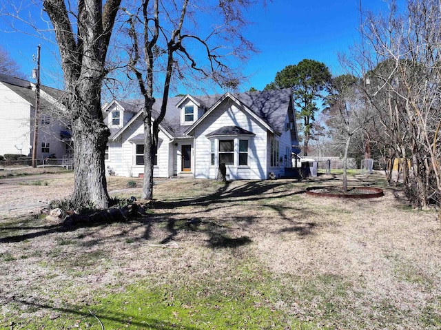 view of front of home featuring a front lawn