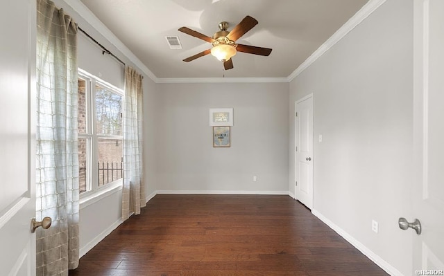 empty room featuring dark wood-style floors, baseboards, visible vents, ornamental molding, and ceiling fan