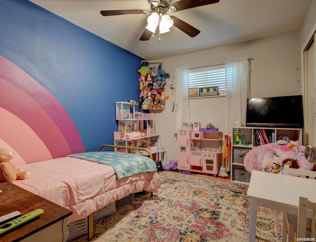 bedroom featuring ceiling fan and a textured ceiling