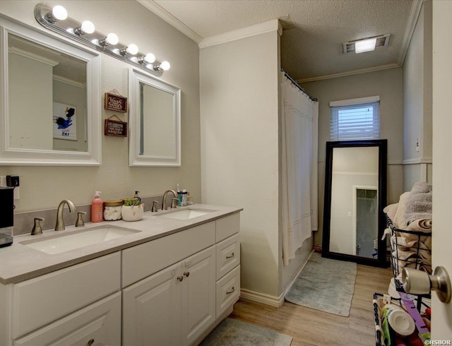 full bath with visible vents, a sink, and ornamental molding