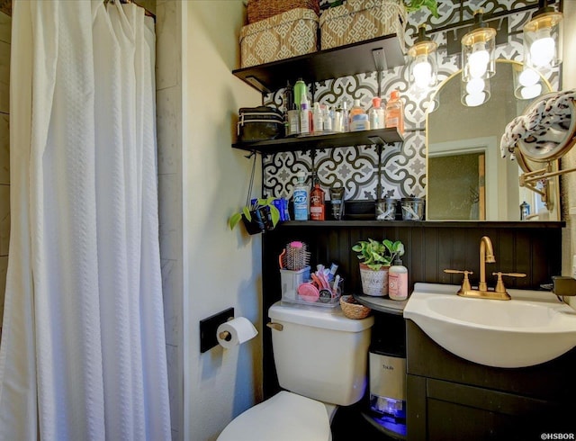 bathroom with a shower with curtain, vanity, and toilet