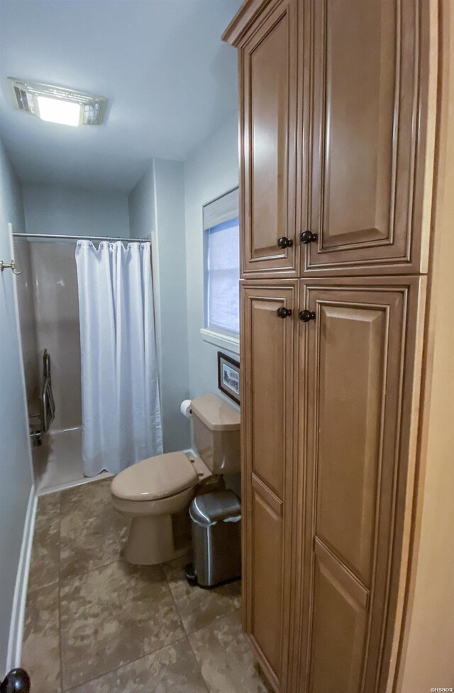 bathroom with visible vents, a shower with shower curtain, and toilet