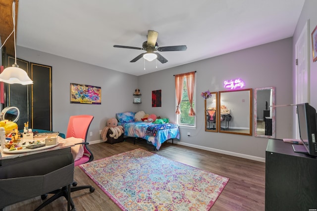 bedroom with dark wood-style floors, ceiling fan, and baseboards